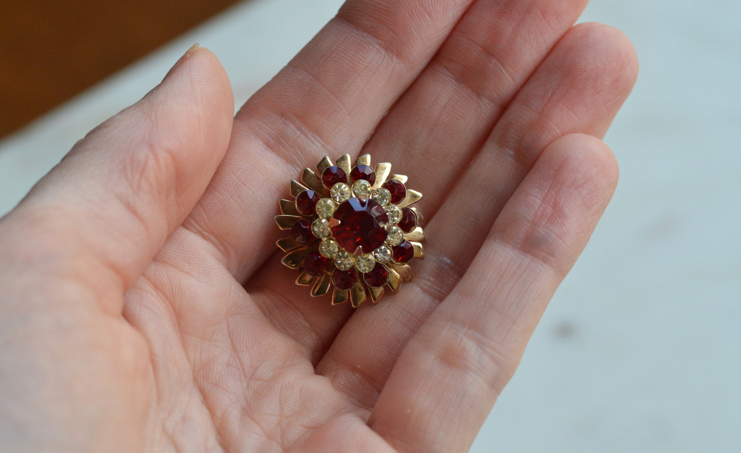 Vintage Ruby Red & Clear Rhinestone Starburst Brooch – Gold Tone Floral Pinwheel Pin, Mid-Century Costume Jewelry