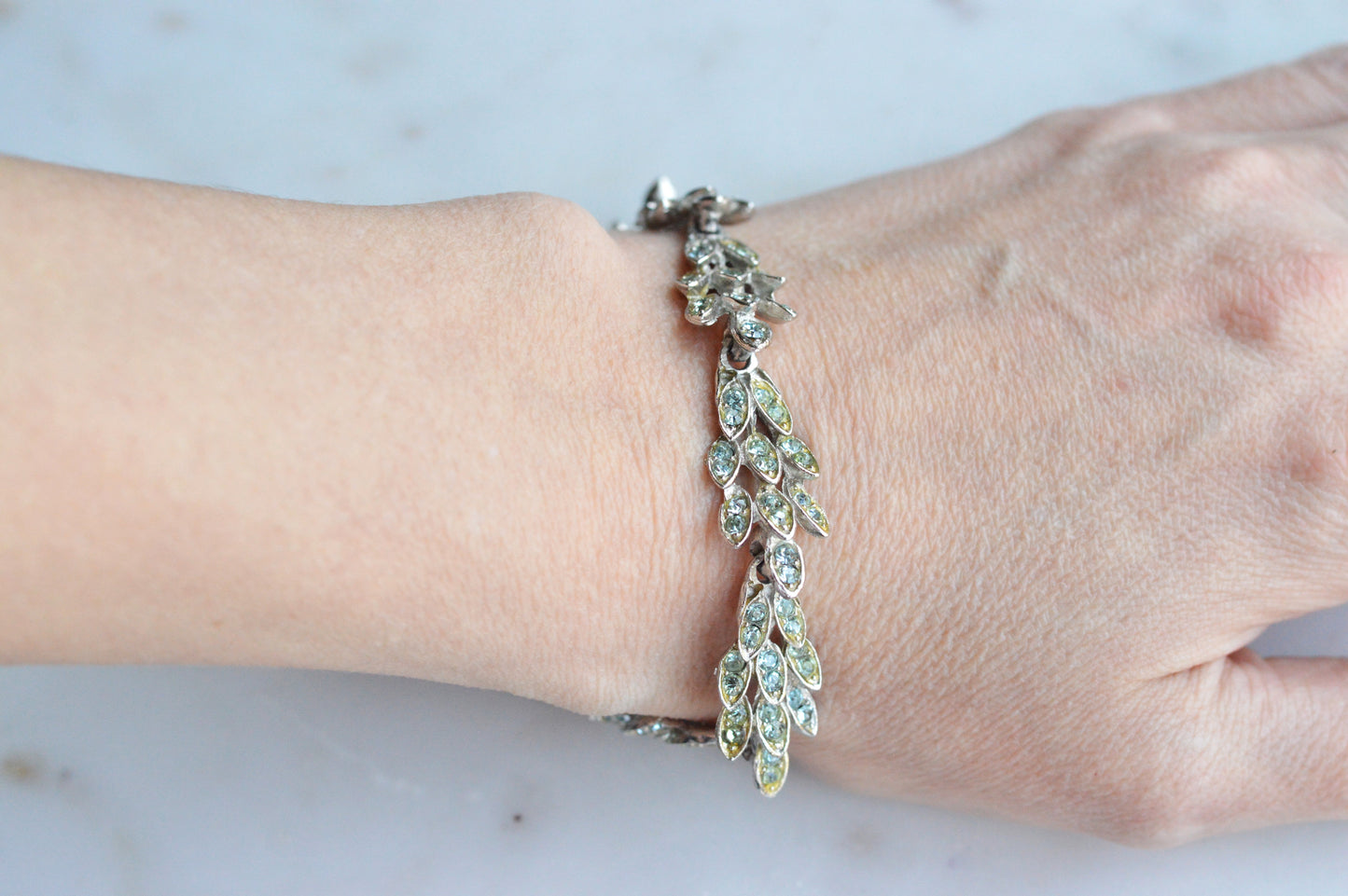 Vintage Silver-Tone Blue Rhinestone Leaf Link Bracelet – Mid-Century Articulated Vine Design, Floral Costume Jewelry