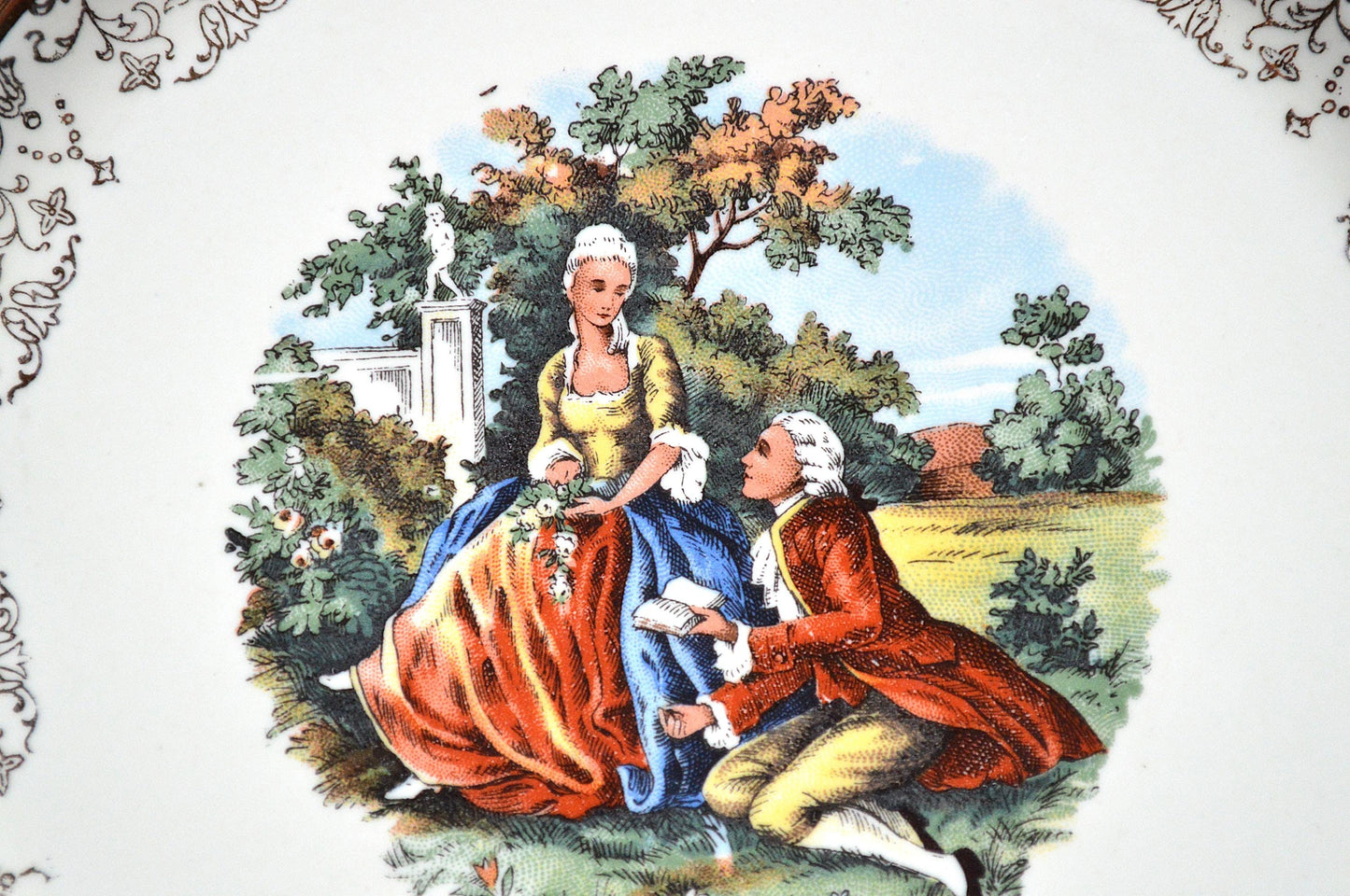 Vintage Sabin Crest-O-Gold 22K Gold Souvenir Plate – Pittsburgh, PA – Fragonard Courting Couple – Mid Century Colonial Style Decor