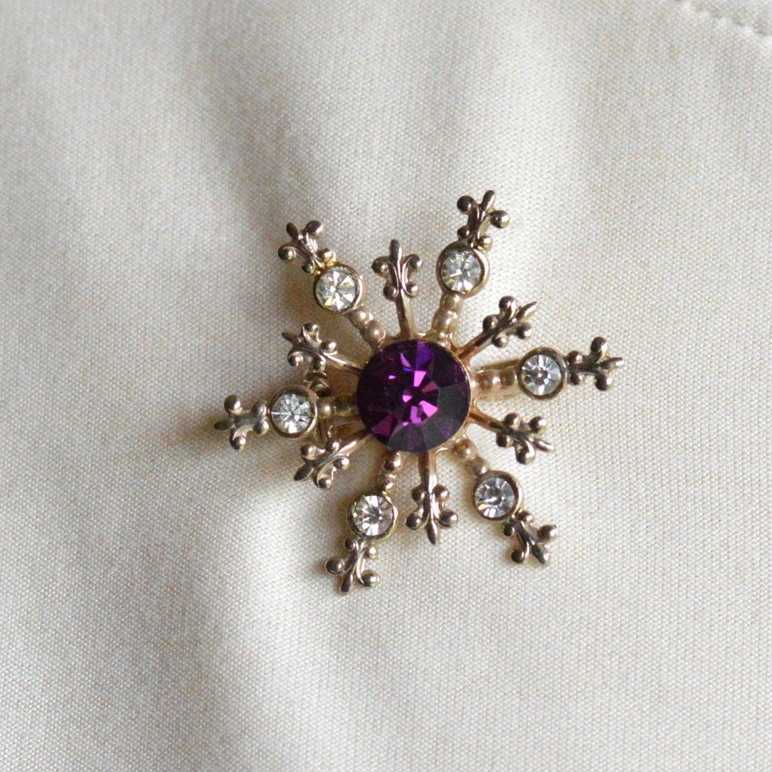Vintage 1950s Atomic Star Snowflake Brooch, Amethyst Purple Rhinestone Pin 1.15"
