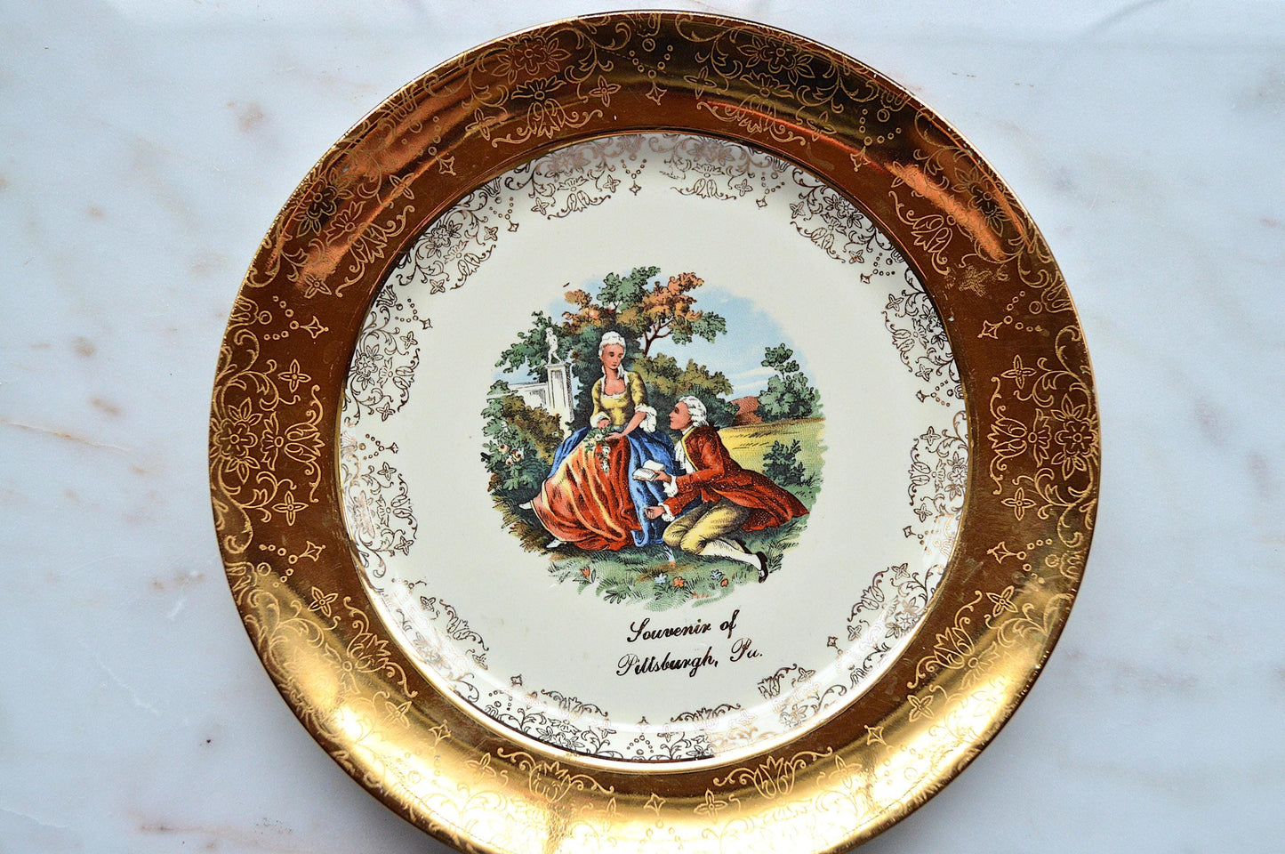 Vintage Sabin Crest-O-Gold 22K Gold Souvenir Plate – Pittsburgh, PA – Fragonard Courting Couple – Mid Century Colonial Style Decor