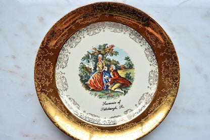 Vintage Sabin Crest-O-Gold 22K Gold Souvenir Plate – Pittsburgh, PA – Fragonard Courting Couple – Mid Century Colonial Style Decor