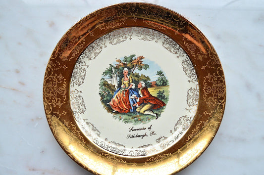 Vintage Sabin Crest-O-Gold 22K Gold Souvenir Plate – Pittsburgh, PA – Fragonard Courting Couple – Mid Century Colonial Style Decor