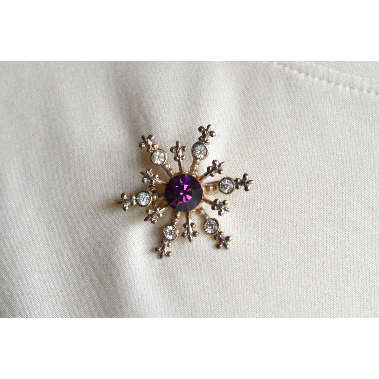 Vintage 1950s Atomic Star Snowflake Brooch, Amethyst Purple Rhinestone Pin 1.15"
