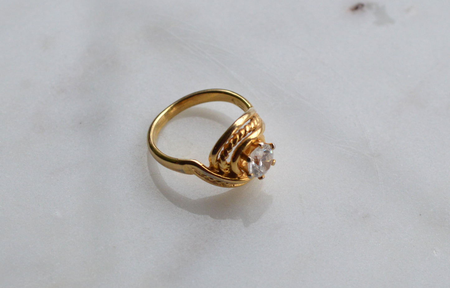 Vintage Gold‑Tone Swirl Ring with Clear Stone – Textured Band – 1970s–1990s - Size 7
