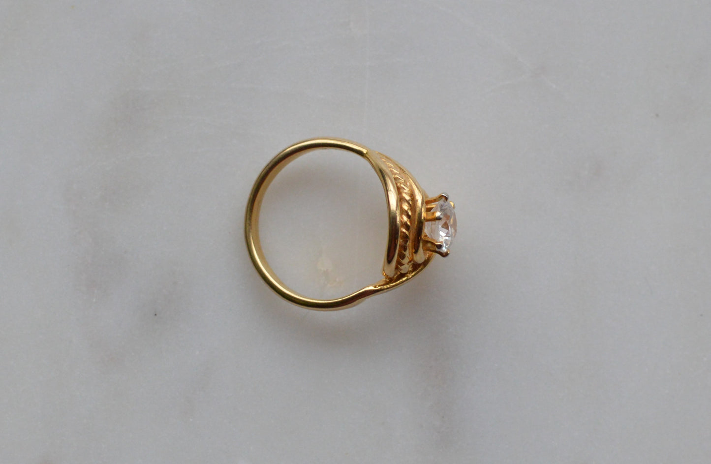 Vintage Gold‑Tone Swirl Ring with Clear Stone – Textured Band – 1970s–1990s - Size 7