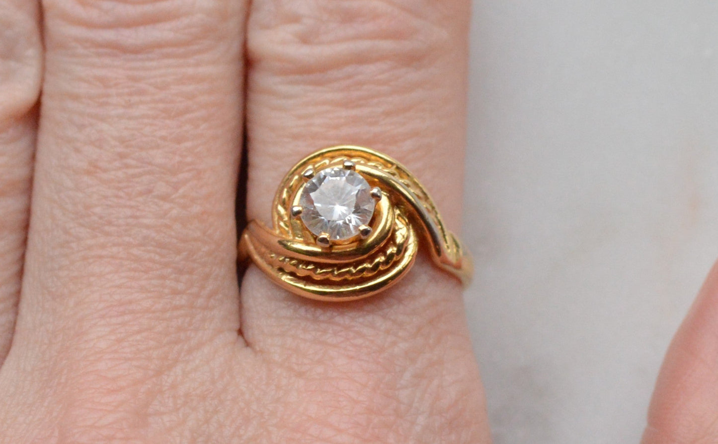 Vintage Gold‑Tone Swirl Ring with Clear Stone – Textured Band – 1970s–1990s - Size 7