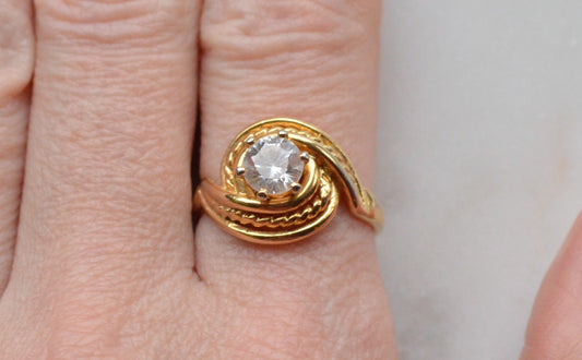 Vintage Gold‑Tone Swirl Ring with Clear Stone – Textured Band – 1970s–1990s - Size 7