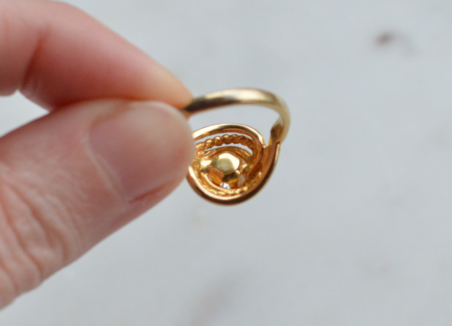 Vintage Gold‑Tone Swirl Ring with Clear Stone – Textured Band – 1970s–1990s - Size 7
