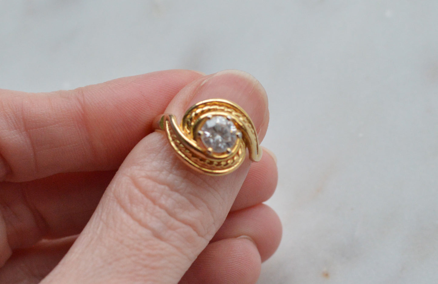 Vintage Gold‑Tone Swirl Ring with Clear Stone – Textured Band – 1970s–1990s - Size 7
