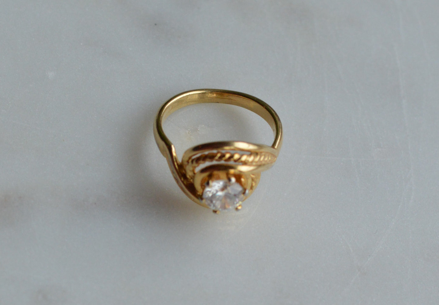 Vintage Gold‑Tone Swirl Ring with Clear Stone – Textured Band – 1970s–1990s - Size 7