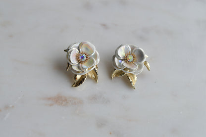 Vintage 1960s White Enamel Flower Clip On Earrings, Mid-Century Iridescent Floral Studs, Gold Tone Leaf Retro Daisy Earrings, Boho Bridal