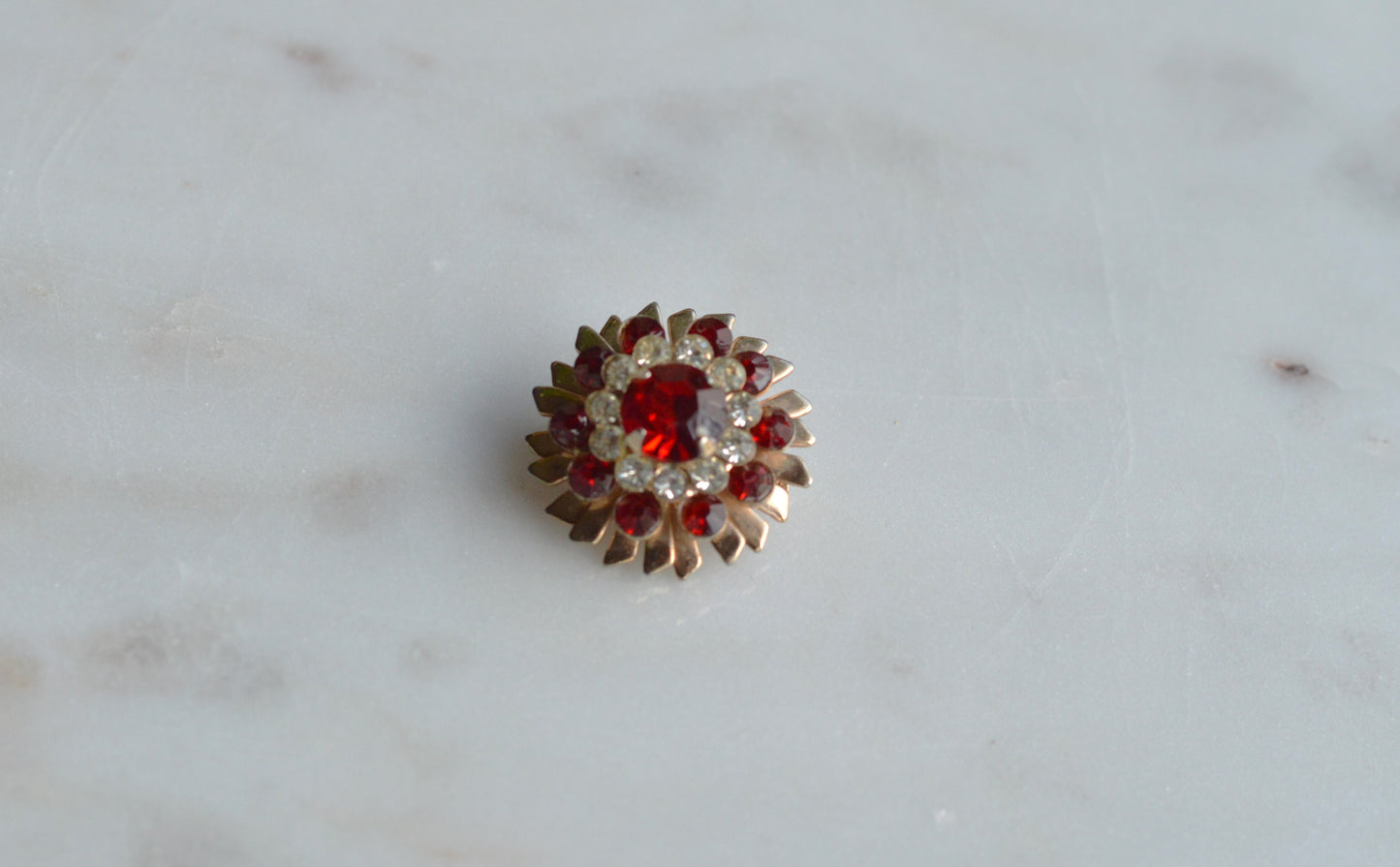 Vintage Ruby Red & Clear Rhinestone Starburst Brooch – Gold Tone Floral Pinwheel Pin, Mid-Century Costume Jewelry