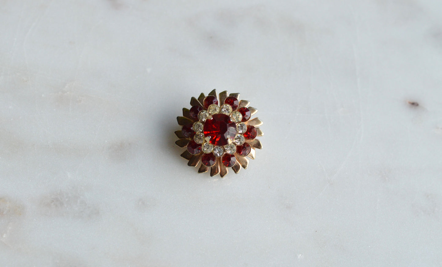 Vintage Ruby Red & Clear Rhinestone Starburst Brooch – Gold Tone Floral Pinwheel Pin, Mid-Century Costume Jewelry