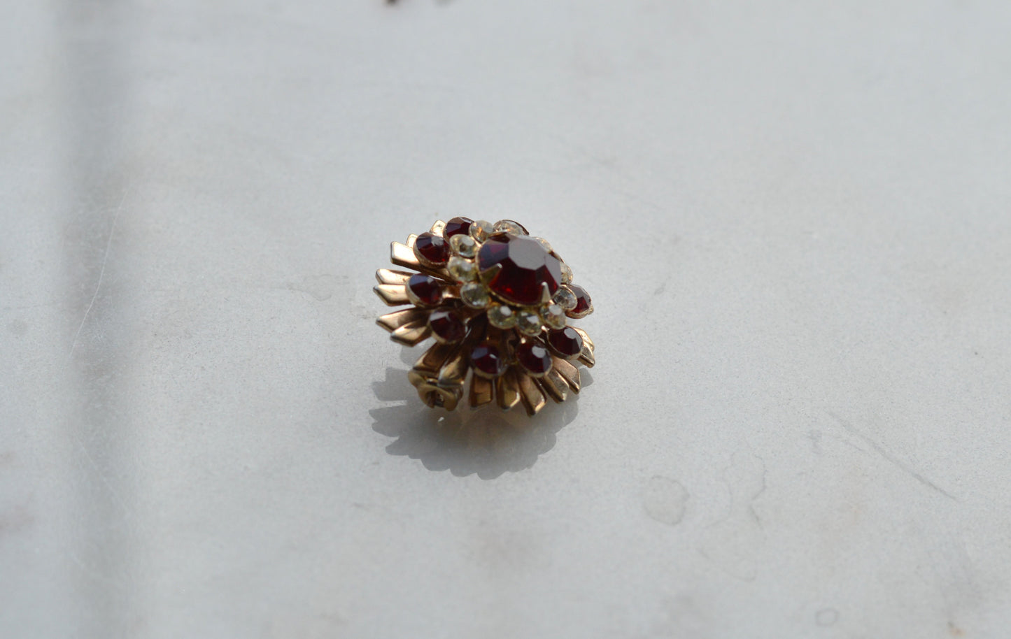 Vintage Ruby Red & Clear Rhinestone Starburst Brooch – Gold Tone Floral Pinwheel Pin, Mid-Century Costume Jewelry