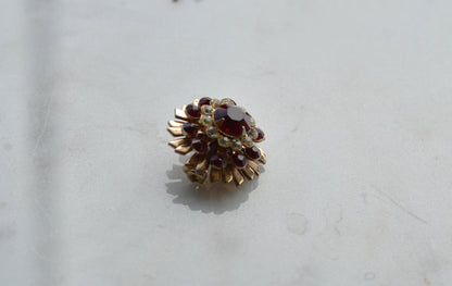 Vintage Ruby Red & Clear Rhinestone Starburst Brooch – Gold Tone Floral Pinwheel Pin, Mid-Century Costume Jewelry