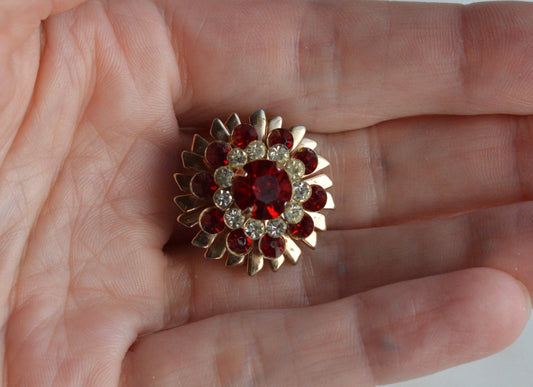 Vintage Ruby Red & Clear Rhinestone Starburst Brooch – Gold Tone Floral Pinwheel Pin, Mid-Century Costume Jewelry