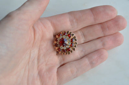 Vintage Ruby Red & Clear Rhinestone Starburst Brooch – Gold Tone Floral Pinwheel Pin, Mid-Century Costume Jewelry