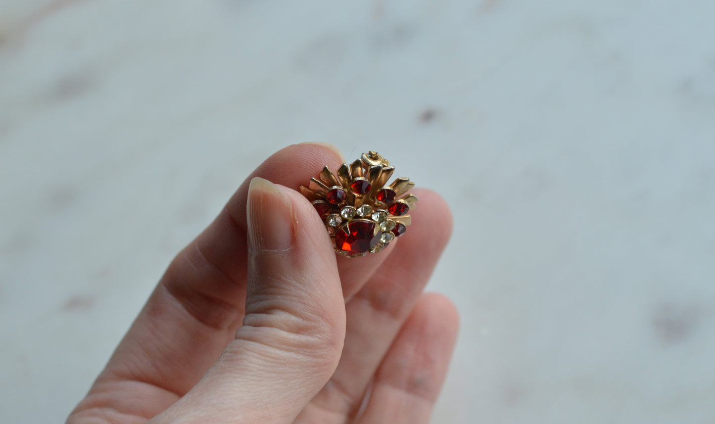Vintage Ruby Red & Clear Rhinestone Starburst Brooch – Gold Tone Floral Pinwheel Pin, Mid-Century Costume Jewelry