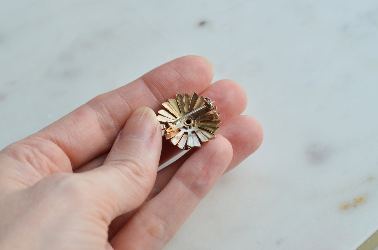 Vintage Ruby Red & Clear Rhinestone Starburst Brooch – Gold Tone Floral Pinwheel Pin, Mid-Century Costume Jewelry