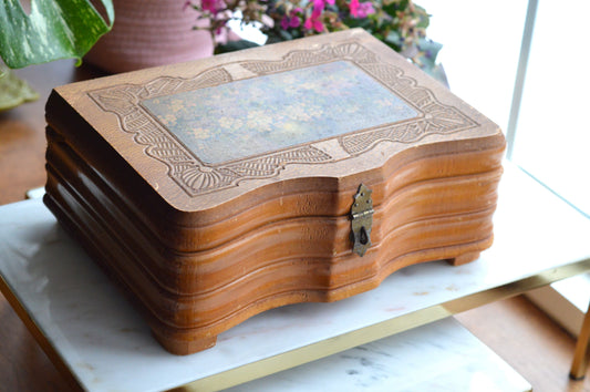 Vintage 1940s Wooden Jewelry Casket with Etched Floral Mirror – Art Deco Scalloped Bow Front Keepsake Box – Antique Dovetail Wood Decor