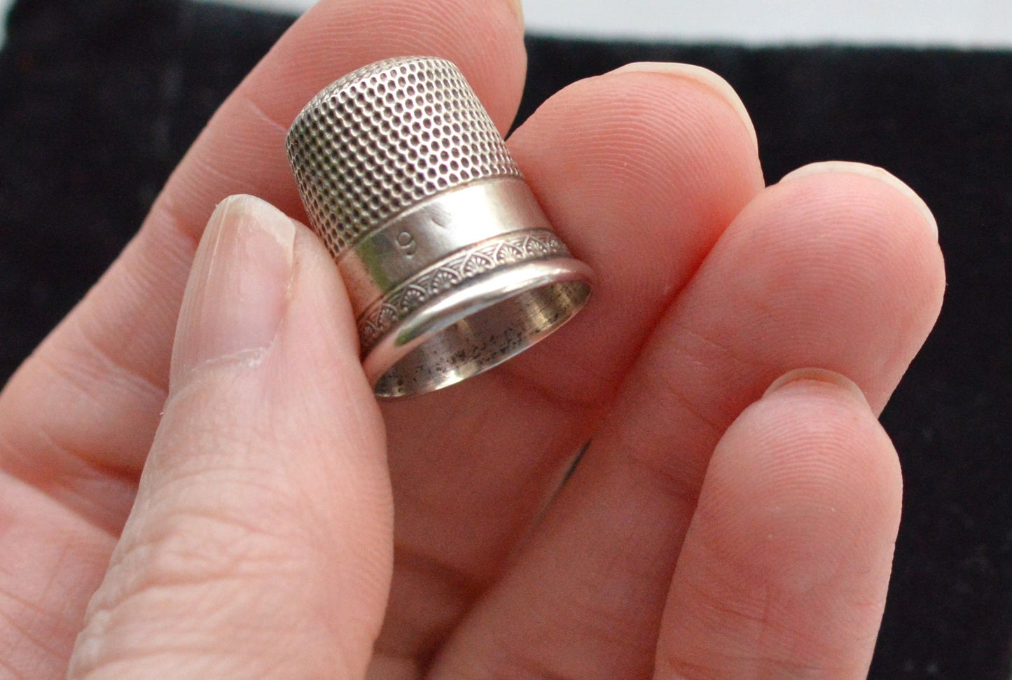 Antique Simons Brothers Sterling Silver Thimble - Shield Hallmark - Size 9