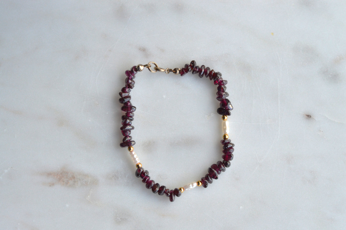 Vintage Garnet Chip & Freshwater Pearl Bracelet with Gold Tone Accents