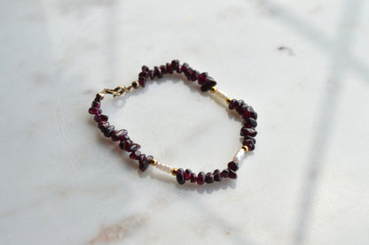 Vintage Garnet Chip & Freshwater Pearl Bracelet with Gold Tone Accents