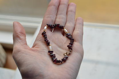 Vintage Garnet Chip & Freshwater Pearl Bracelet with Gold Tone Accents