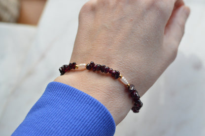 Vintage Garnet Chip & Freshwater Pearl Bracelet with Gold Tone Accents