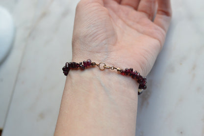 Vintage Garnet Chip & Freshwater Pearl Bracelet with Gold Tone Accents