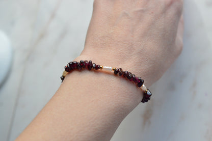 Vintage Garnet Chip & Freshwater Pearl Bracelet with Gold Tone Accents