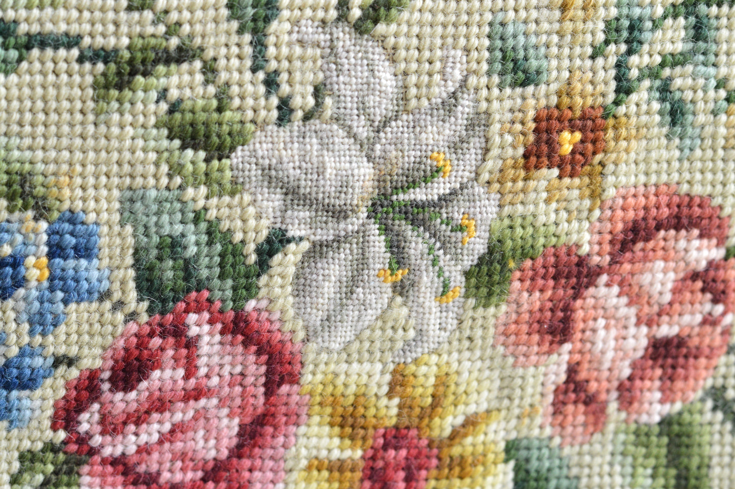 Vintage 1950s Floral Needlepoint Handbag – Mid-Century Tapestry Purse, Gold-Tone Frame, Top Handle Evening Bag
