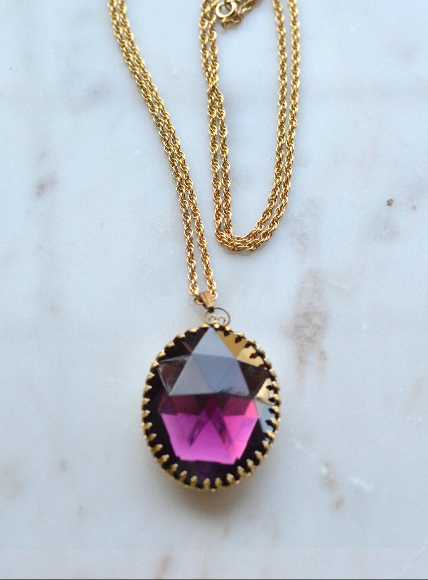 Vintage Gold‑Tone Rope Chain Necklace w/ Faceted Ombre Glass Pendant | Purple‑Pink Gradient Stone | Scalloped Bezel | 1970s Statement Jewelry