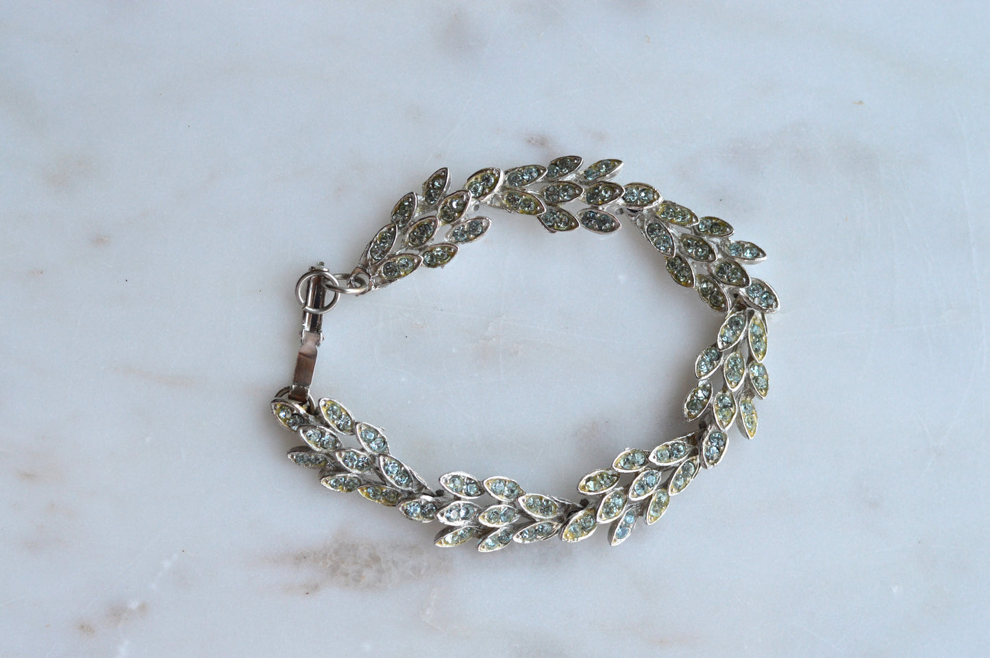 Vintage Silver-Tone Blue Rhinestone Leaf Link Bracelet – Mid-Century Articulated Vine Design, Floral Costume Jewelry