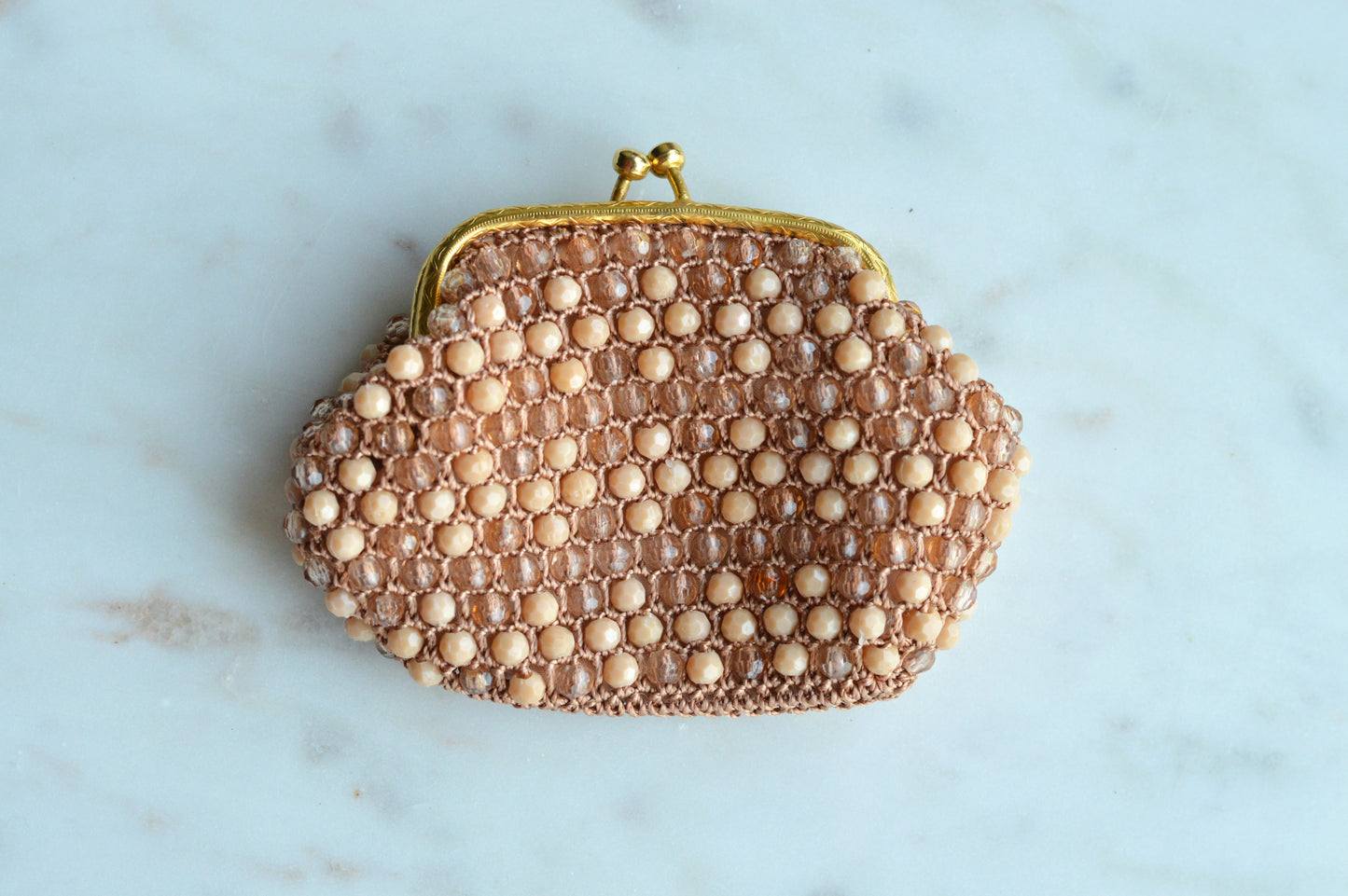 Vintage Hand-Crocheted Beaded Coin Purse – Tan & Peach Beads, Gold-Tone Kiss Lock Clasp, 1950s Retro Style Change Pouch