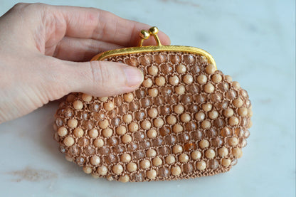 Vintage Hand-Crocheted Beaded Coin Purse – Tan & Peach Beads, Gold-Tone Kiss Lock Clasp, 1950s Retro Style Change Pouch