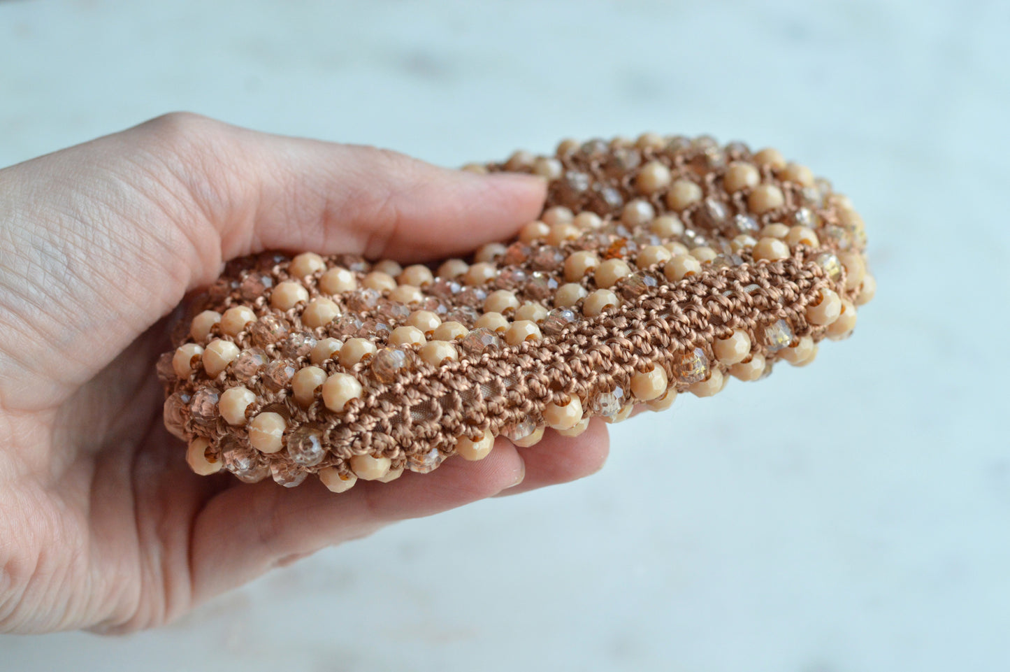 Vintage Hand-Crocheted Beaded Coin Purse – Tan & Peach Beads, Gold-Tone Kiss Lock Clasp, 1950s Retro Style Change Pouch