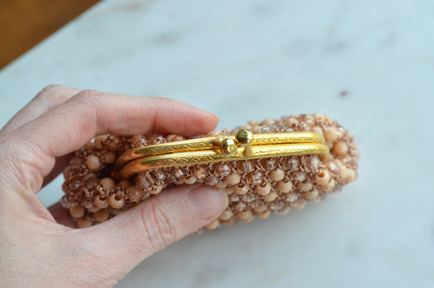 Vintage Hand-Crocheted Beaded Coin Purse – Tan & Peach Beads, Gold-Tone Kiss Lock Clasp, 1950s Retro Style Change Pouch