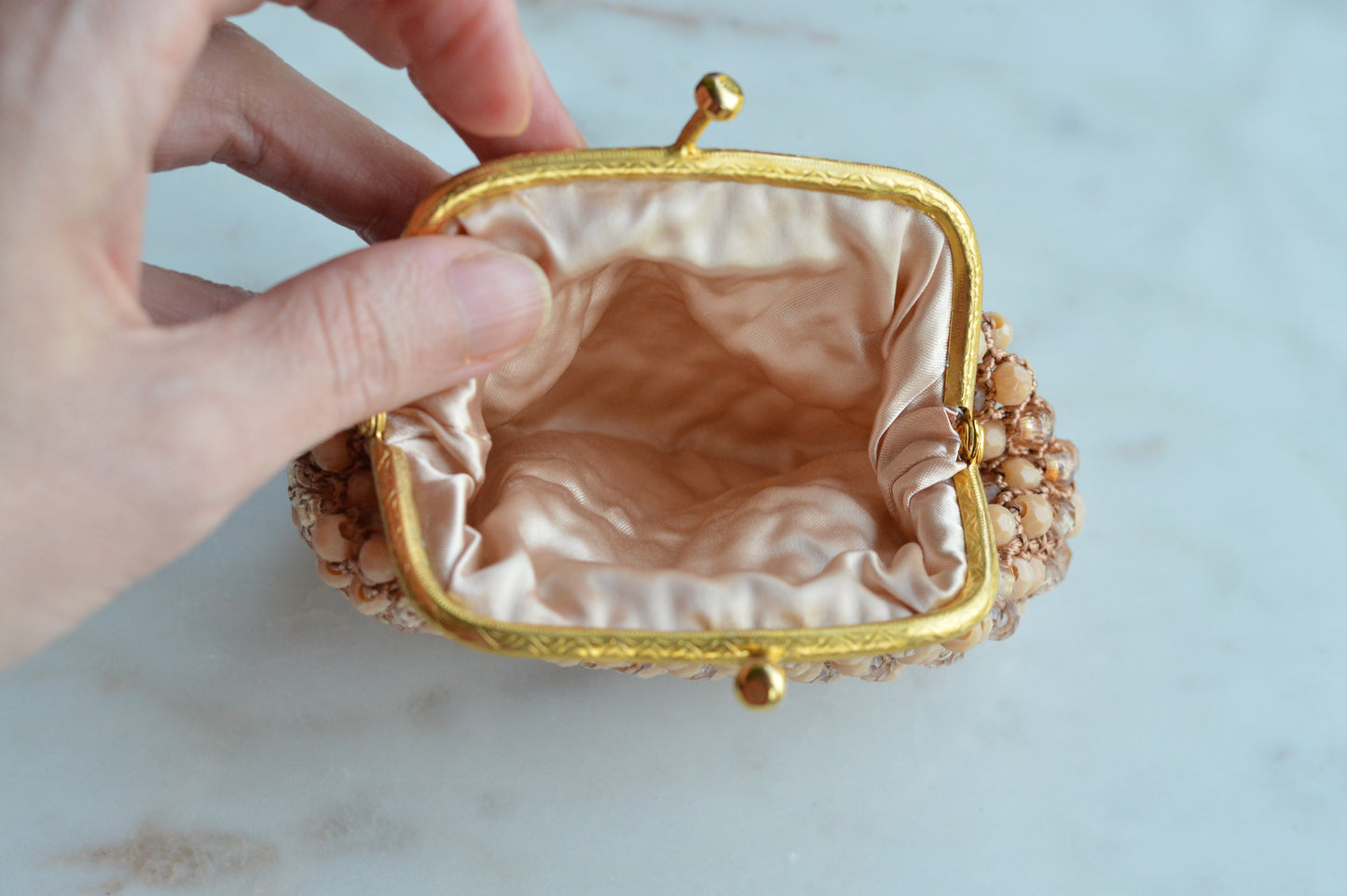 Vintage Hand-Crocheted Beaded Coin Purse – Tan & Peach Beads, Gold-Tone Kiss Lock Clasp, 1950s Retro Style Change Pouch
