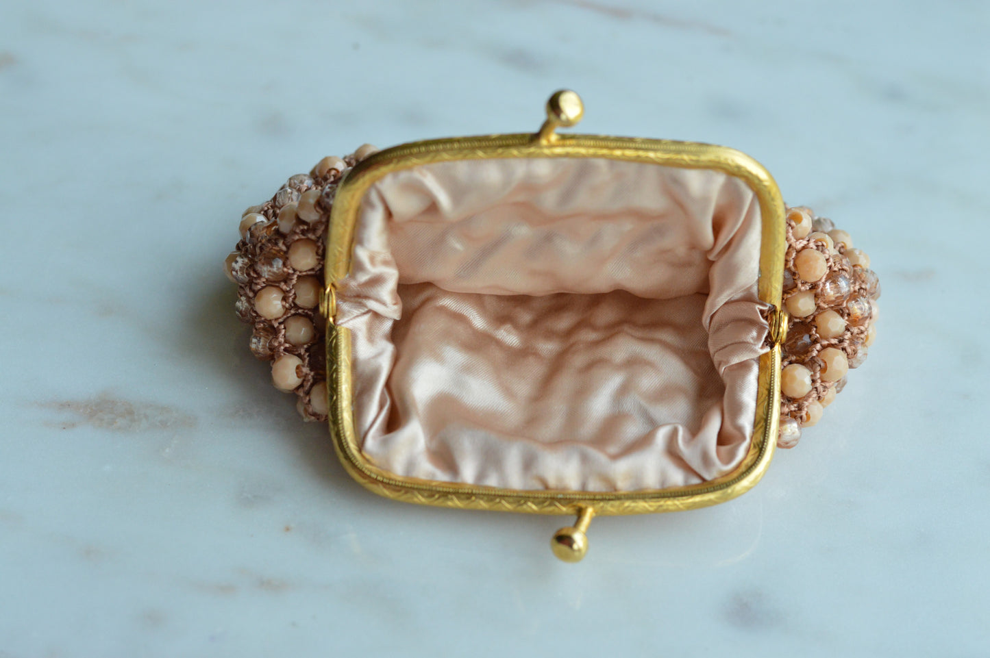 Vintage Hand-Crocheted Beaded Coin Purse – Tan & Peach Beads, Gold-Tone Kiss Lock Clasp, 1950s Retro Style Change Pouch