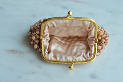 Vintage Hand-Crocheted Beaded Coin Purse – Tan & Peach Beads, Gold-Tone Kiss Lock Clasp, 1950s Retro Style Change Pouch