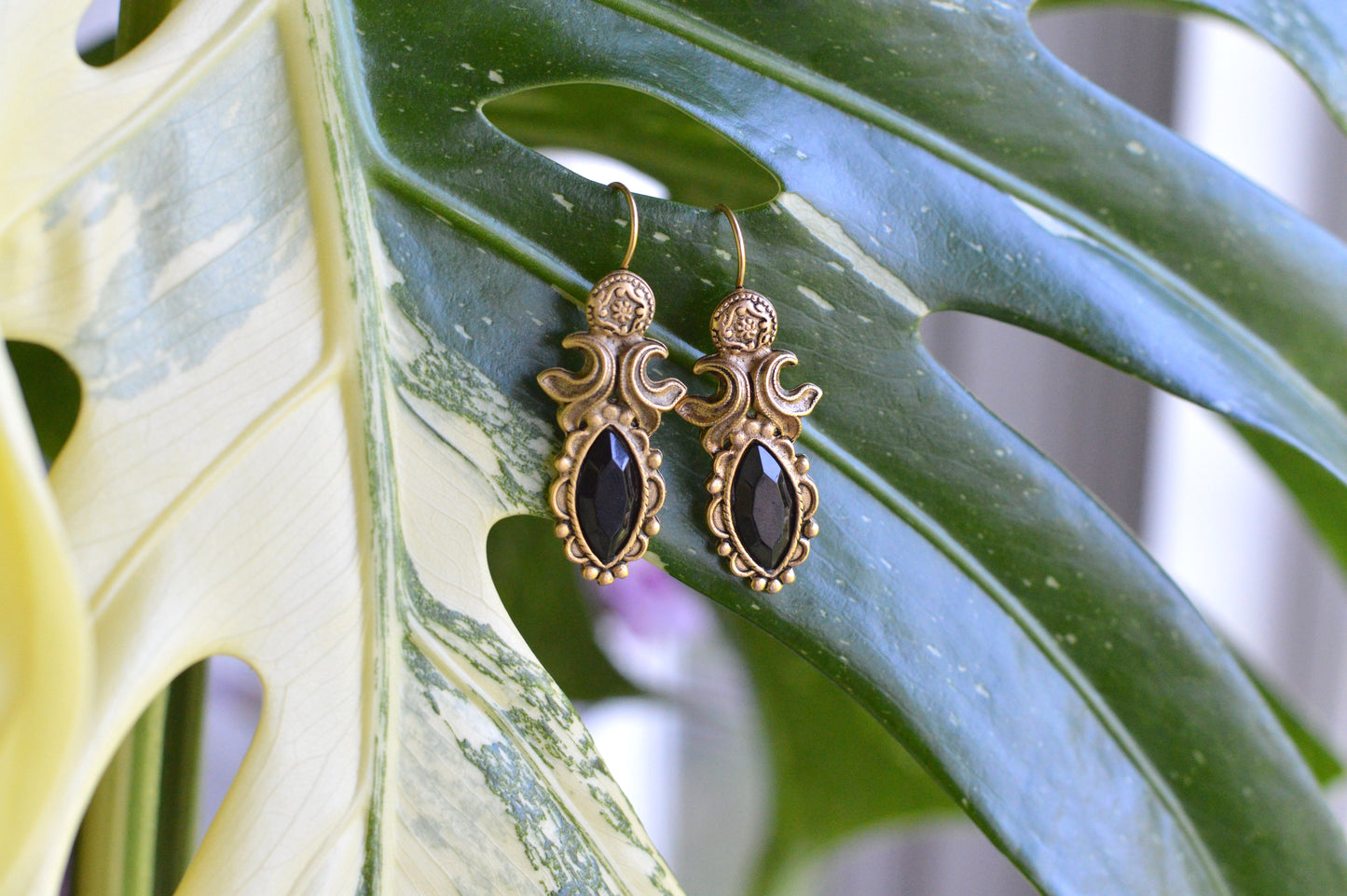 Vintage Etruscan Revival Dangle Earrings – Antiqued Gold Tone & Faceted Black Onyx Glass – Victorian Style Pierced Drop Earrings – Dark Academia Jewelry