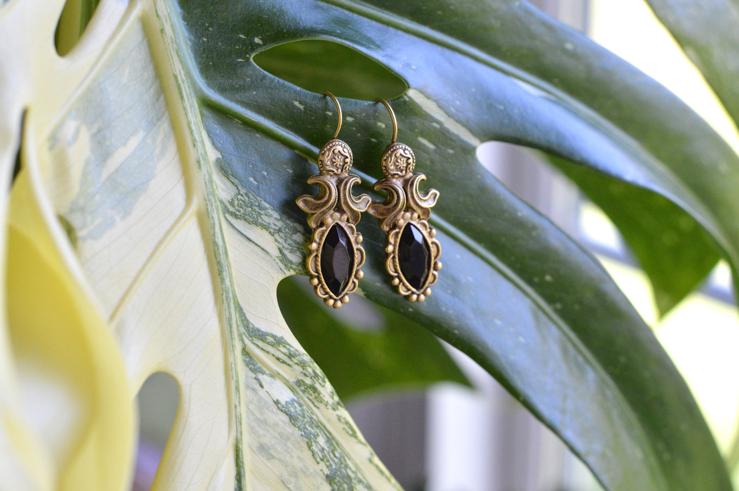 Vintage Etruscan Revival Dangle Earrings – Antiqued Gold Tone & Faceted Black Onyx Glass – Victorian Style Pierced Drop Earrings – Dark Academia Jewelry