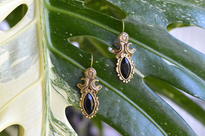 Vintage Etruscan Revival Dangle Earrings – Antiqued Gold Tone & Faceted Black Onyx Glass – Victorian Style Pierced Drop Earrings – Dark Academia Jewelry