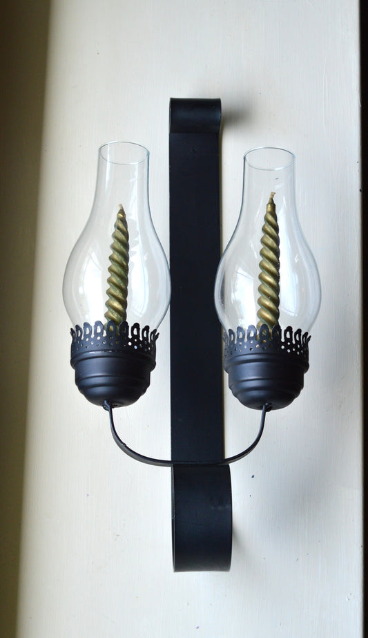Vintage Black Wrought Iron Wall Sconce – Twin Hurricane Glass Chimney Candle Holder – Rustic Cottagecore Wall Decor – Spiral Taper Candle Sconce
