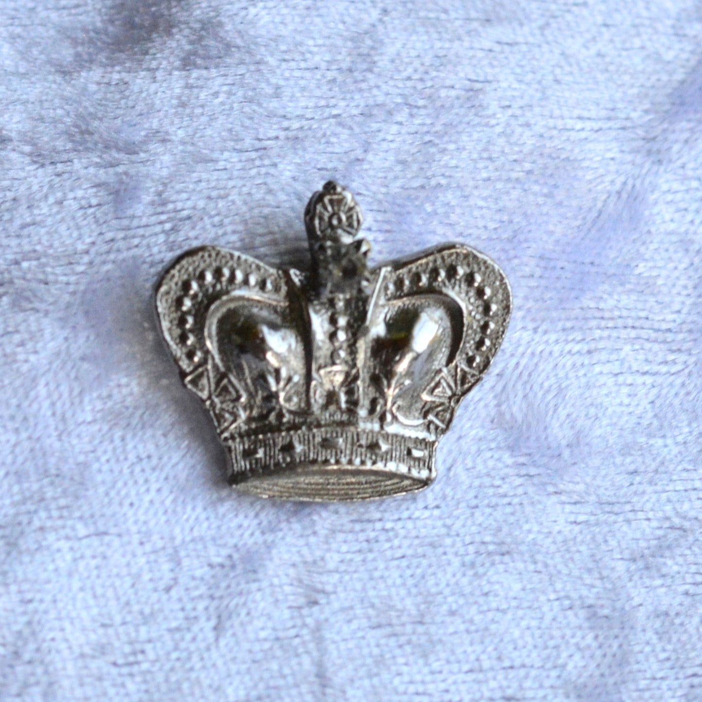 Vintage British Kings Tudor Crown Lapel Pin, Silver Tone 1"x0.75" Tie Tack