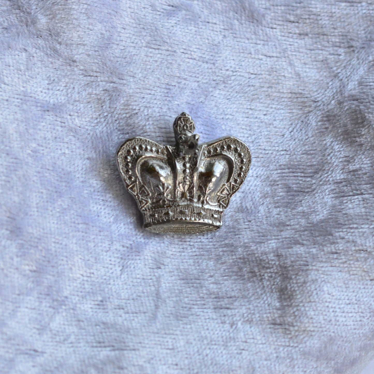 Vintage British Kings Tudor Crown Lapel Pin, Silver Tone 1"x0.75" Tie Tack